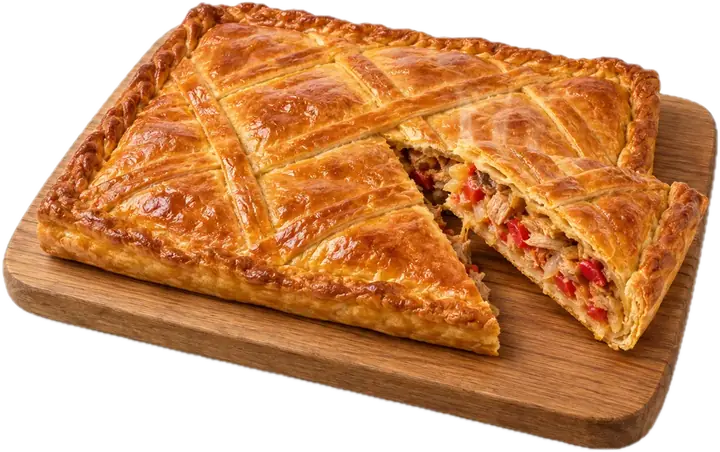 Empanada gallega con una porción cortada