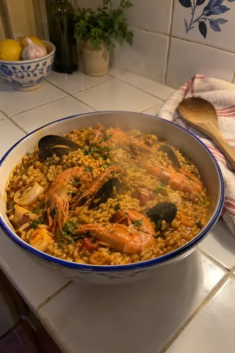 Cuenco de arroz con gambas en la encimera de una cocina por la noche